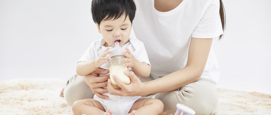 摄图网_501651345_wx_妈妈辅助孩子喝奶（企业商用）.jpg